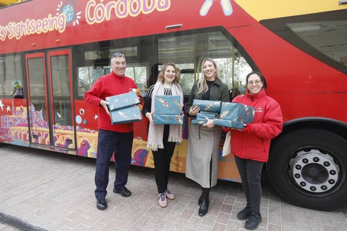 La campaña de recogida de juguetes entre la empresa City Sightseeing y el Ayuntamiento de Córdoba supera los 500 juguetes.