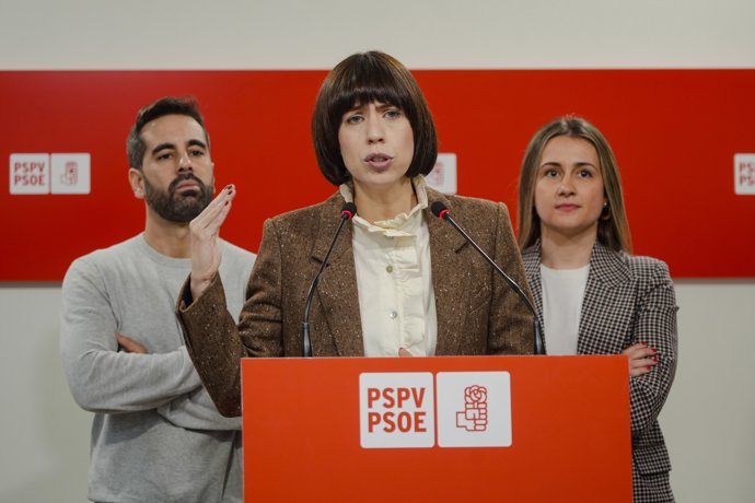 La secretaria general del PSPV-PSOE y ministra de Ciencia, Innovación y Universidades, Diana Morant (c), flanqueada por el síndic del PSPV-PSOE en Les Corts Valencianes, José Muñoz, y la vicesecretaria general y secretaria de Agenda Urbana del 