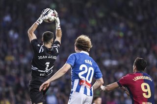 Archivo - Joan Garcia atrapa un balón en el RCD Espanyol-FC Barcelona de la temporada 2024-25