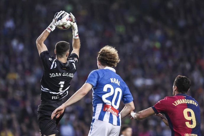 Archivo - Joan Garcia atrapa un balón en el RCD Espanyol-FC Barcelona de la temporada 2024-25