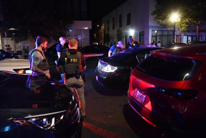 Archivo - Arquivo - 15 de agosto de 2025, Washington D.C., Estados Unidos: Agentes do FBI realizaram uma parada de trânsito em um veículo junto com o Departamento de Polícia Metropolitana na U Street NW durante a noite em Washington, D.C., Estados Unidos,
