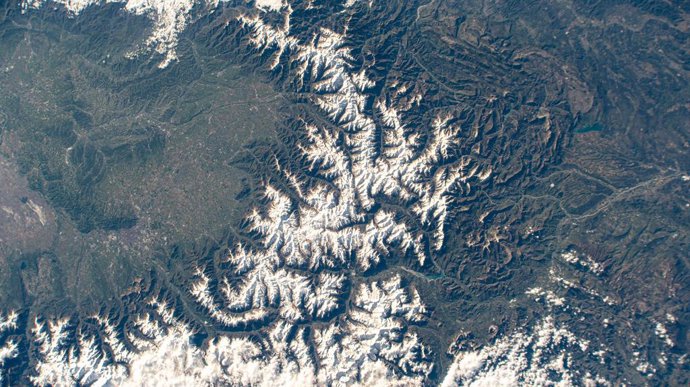 Archivo - April 16, 2024, Turinb, Italy: A view from the International Space Station of the snow-capped Alps and Turin, Italy, left, from nearly 260 miles above the Earth surface, April 16, 2024, in Earth Orbit.