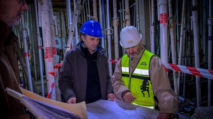 El alcalde de Cádiz, Bruno García, durante una visita a las obras que se están ejecutando en el nuevo centro de acogida y reinserción de la calle Soledad.