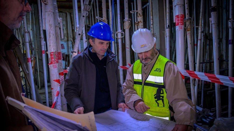 El alcalde de Cádiz, Bruno García, durante una visita a las obras que se están ejecutando en el nuevo centro de acogida y reinserción de la calle Soledad.