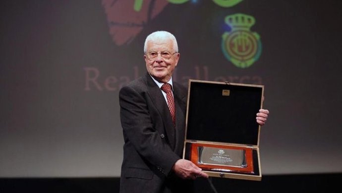 El expresidente del RCD Mallorca Miquel Contesí recoge un reconocimiento del club.
