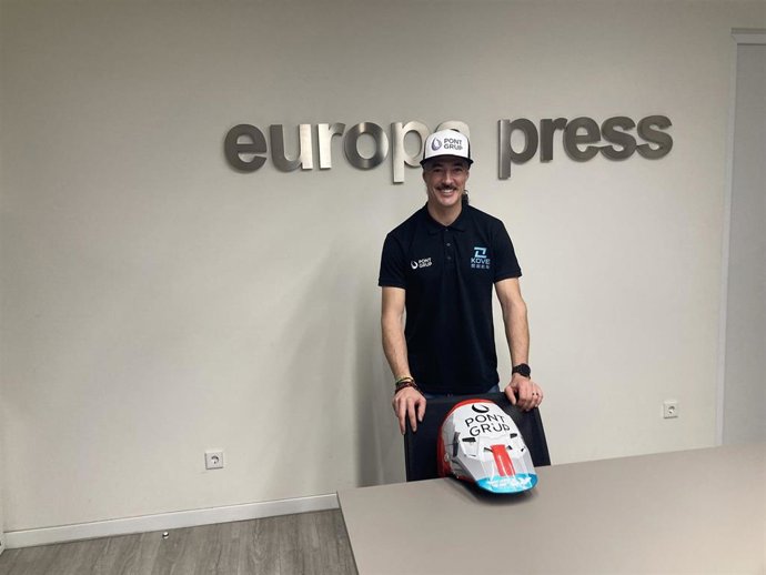 El piloto español Javi Vega durante su visita a Europa Press antes del Rally Dakar 2026