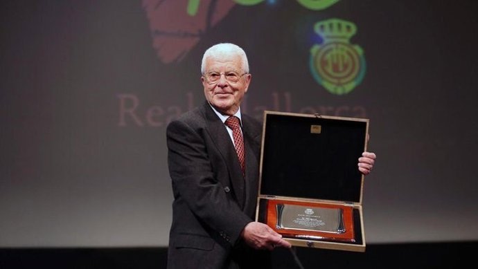 El expresidente del RCD Mallorca Miquel Contesí recoge un reconocimiento del club.