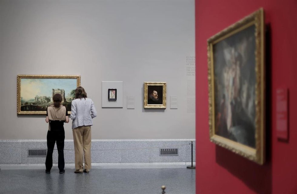 Archivo - Dos personas observan varias de las obras que forma parte de la exposición Cuarenta años de amistad. Donaciones de la Fundación Amigos del Museo del Prado el día de su presentación en el Museo del Prado, a 13 de septiembre de 2021, en Madrid