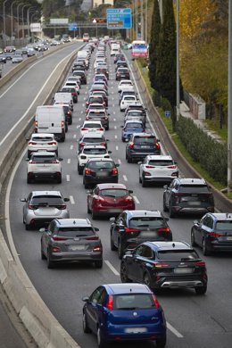 Tráfico durante la operación salida por el puente de la Constitución en la carretera A6, a 5 de diciembre de 2025, en Madrid (España). 