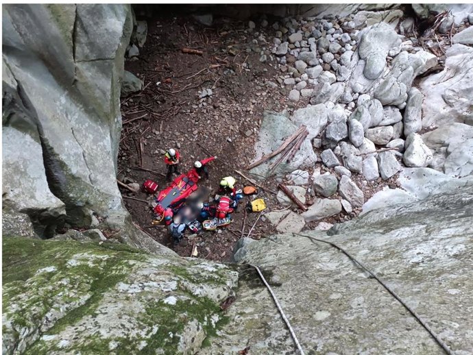 Rescate a un hombre herido tras caer 10 metros