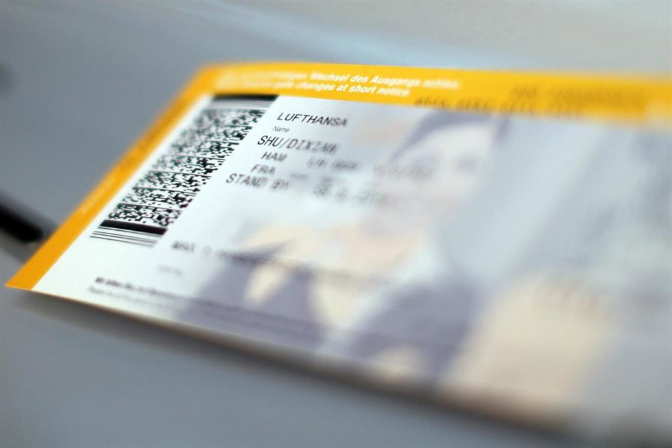 Archivo - Foto de archivo de un ticket de vuelo.