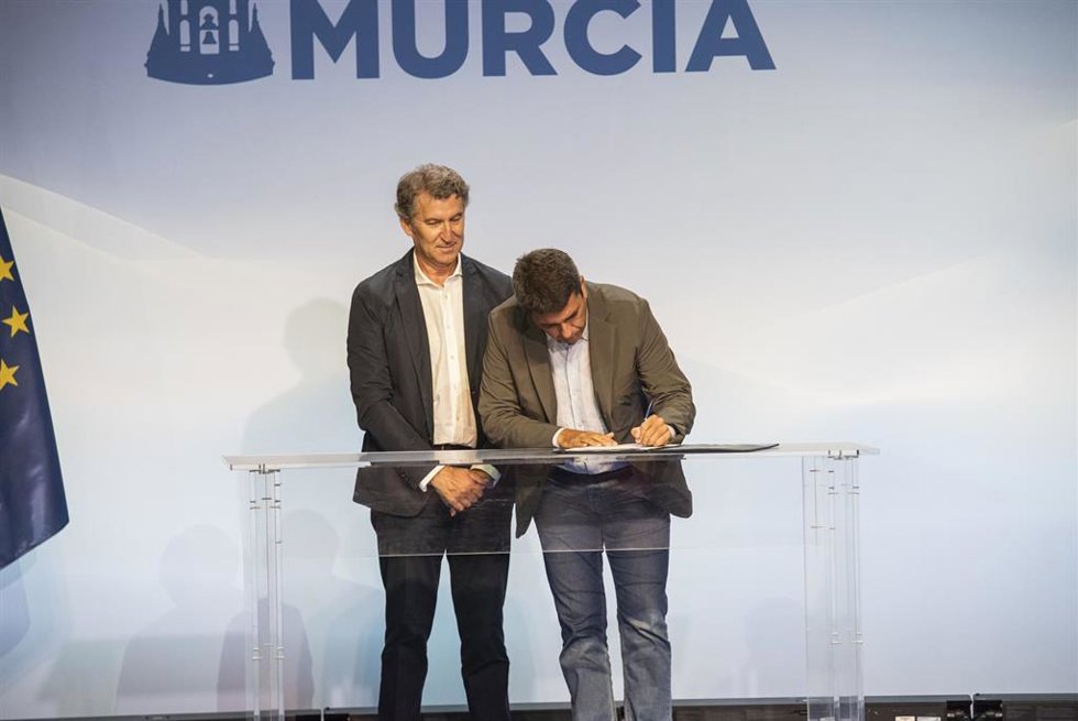 Archivo - El presidente del Partido Popular, Alberto Núñez Feijóo (i), y el president de la Comunidad Valenciana, Carlos Mazón (d), durante la clausura del acto de presentación de la Declaración de la Región de Murcia, en el Teatro Circo de Murcia, a 