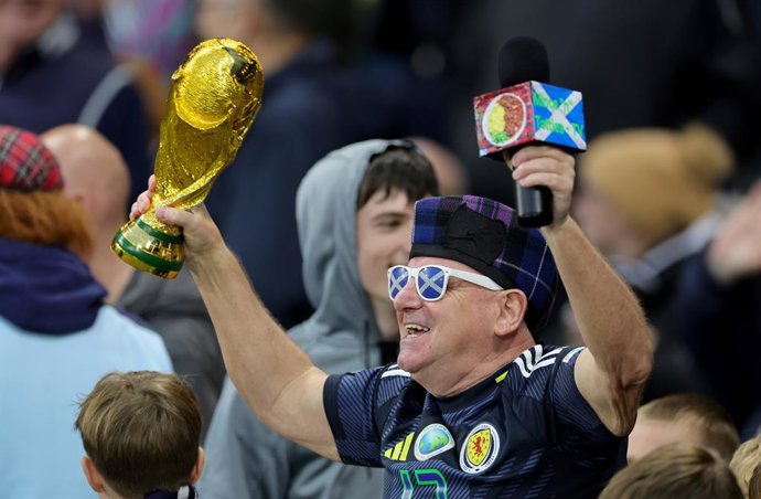 Archivo - 12 October 2025, United Kingdom, Glasgow: A Scotland fan cheers with a World Cup trophy during the FIFA World Cup European Qualifying soccer match between Scotland and Belarus at Hampden Park. Photo: Steve Welsh/PA Wire/dpa