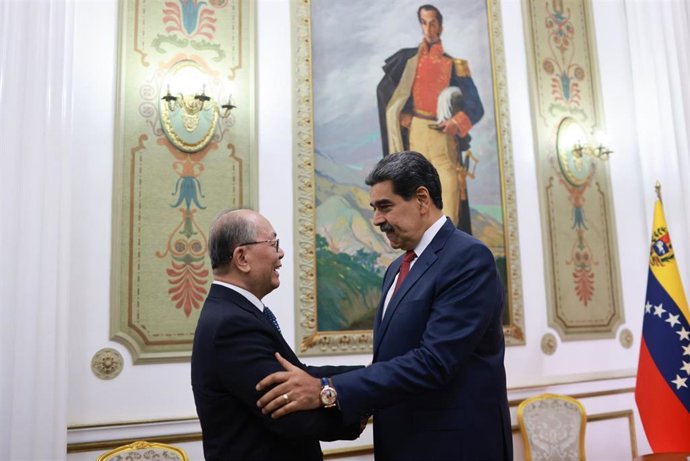 El presidente de Venezuela, Nicolás Maduro, recibe en el Palacio de Miraflores al enviado especial de China Qiu Xiaoqi