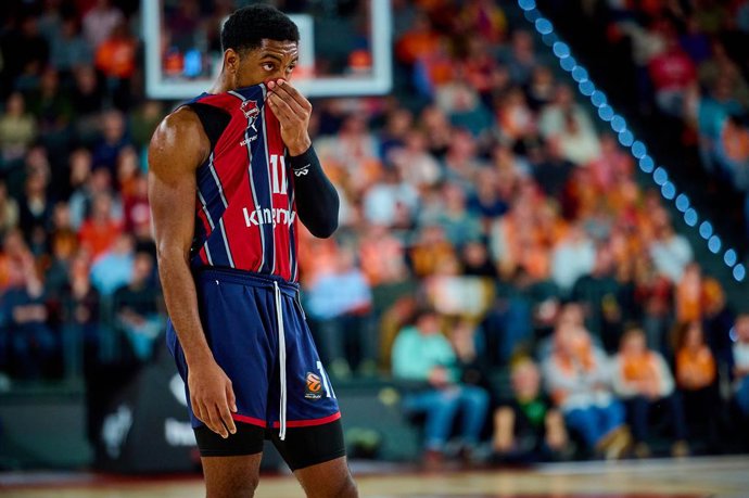 23 de dezembro de 2025, Valência, Espanha: Trent Forrest, do Kosner Baskonia Vitoria-Gasteiz, visto em ação durante o jogo 18 da temporada regular da EuroLeague Basketball, entre Valencia Basket (ESP) e Kosner Baskonia Vitoria-Gasteiz (ESP), na Roig Arena