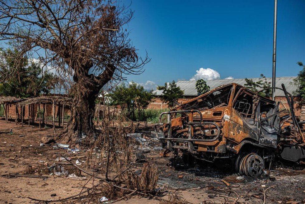 Imagen de archivo de un vehículo abandonado cerca de la ciudad de Uvira, en la provincia de Kivu Sur, en el este de República Democrática del Congo