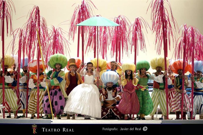 Una foto del elenco 'La italiana en Argel 1629' del Teatro Real.