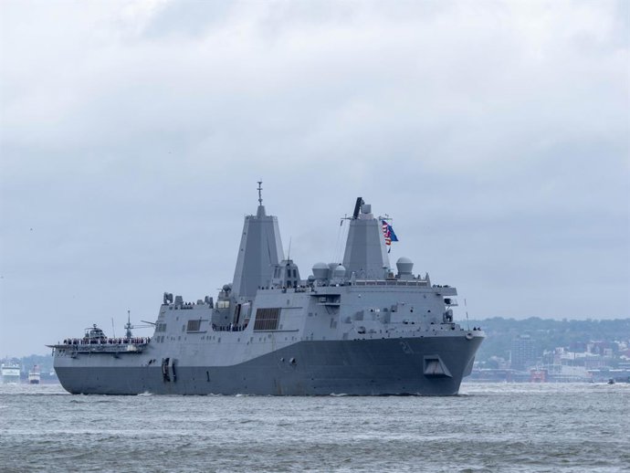 Archivo - May 21, 2025, New York, New York, USA: The USS New York (LPD 21) sails at the Parade of Ships kicked off Fleet Week 2025 in New York City as U.S. Navy, Coast Guard, and international vessels sailed up the Hudson River, passing the Statue of Libe