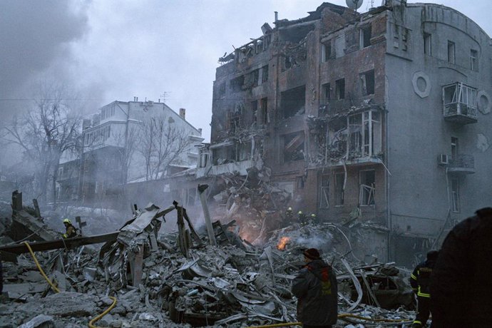 2 de janeiro de 2026, Kharkiv, Oblast de Kharkiv, Ucrânia: Às 14h30, dois mísseis balísticos Iskander carregados com 500 a 700 kg de explosivos atingiram dois prédios residenciais na rua Olesya Honchalea, no centro da cidade. O número de mortos é de 30.