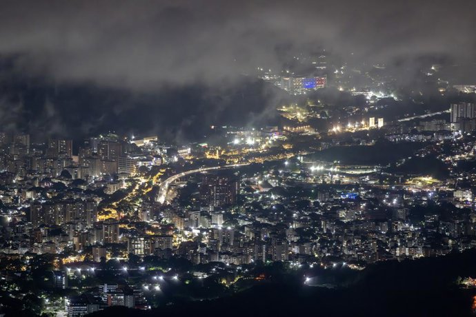 CARACAS, 10 de dezembro de 2025 -- Foto tirada do Parque Nacional Ávila, na Venezuela, em 8 de dezembro de 2025, mostra a cidade de Caracas, capital da Venezuela.