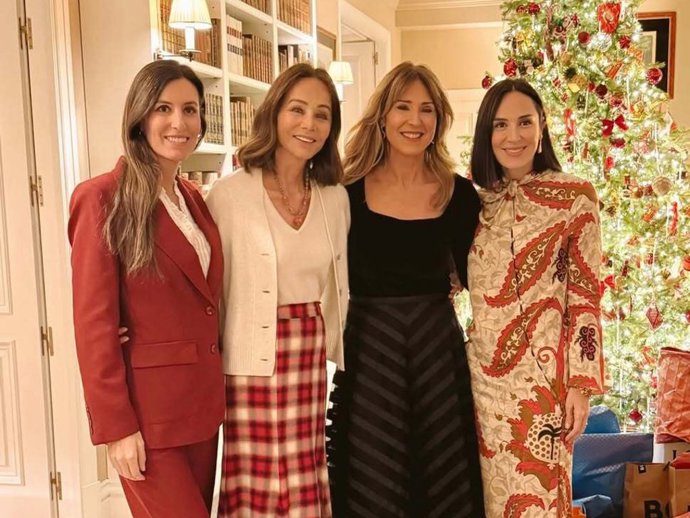 Tamara Falcó cierra la Navidad con un posado familiar de ensueño en casa de Isabel Preysler