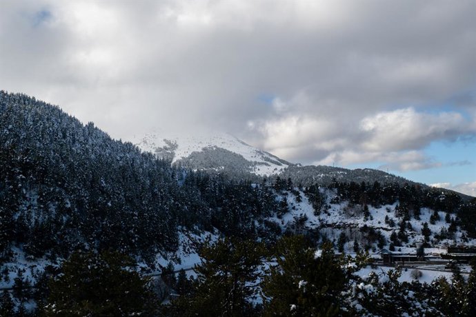 Puerto de montaña La Collada de Toses durante el temporal de nieve en Girona, a 28 de diciembre de 2025, en Girona, Catalunya (España). Este sábado por la tarde se ha podido reabrir al tráfico la carretera N-260 entre Ribes de Freser y Alp (Girona) durant