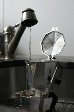 Ojo con usar agua y vinagre para limpiar una cafetera: la nueva solución que eliminar la cal sin dejar olor