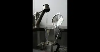 Ojo con usar agua y vinagre para limpiar una cafetera: la nueva solución que eliminar la cal sin dejar olor