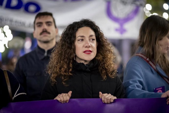 Archivo - La portavoz del grupo parlamentario de sumar, Aina Vidal, durante una concentración por el día de la Eliminación de la violencia contra las Mujeres, a 25 de noviembre de 2025, en Madrid (España). Manifestantes durante una concentración por el dí
