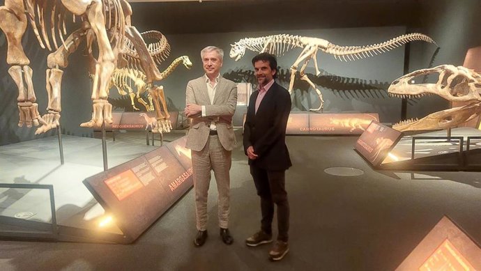 Archivo - El director de CaixaForum Zaragoza, Ricardo Alfós, y el responsable de Exposiciones y Actividades de Ciencia de la Fundación 'la Caixa', Javier Hidalgo, en la exposición 'Dinosaurios de la Patagonia'.