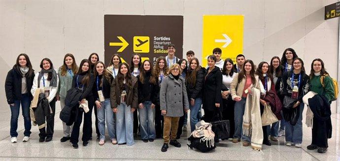 La directora general de Planificación y Ordenación Educativa, Catalina Ginart, con los alumnos becados