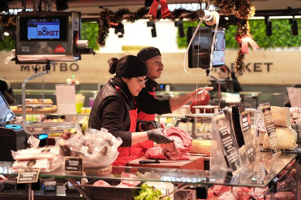 Compras navideñas de última hora, en el Mercado de la Boquería, a 23 de diciembre de 2025, en Barcelona, Catalunya (España)
