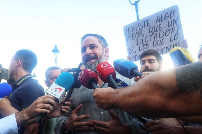 Archivo - El líder de VOX, Santiago Abascal realiza unas declaraciones a la prensa durante una concentración contra Nicolás Maduro.