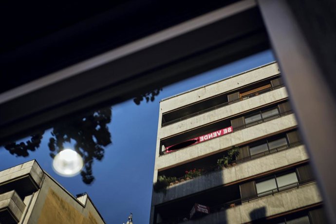 Archivo - Un cartel de 'Se Vende' de una inmobiliaria en Ourense