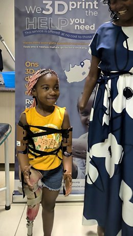 Ayúdame3D vuela a Sudáfrica para instalar un laboratorio donde imprimir brazos y tres niñas ya han sido ayudadas