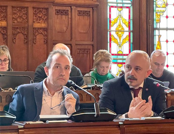 En la imagen, el consejero de Ordenación de Territorio, Ovidio Zapico, y el director general de Consumo, Faustino Zapico, en la Junta General.