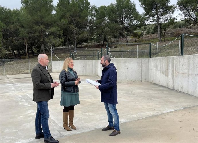 El diputado de Servicios Municipales de la Diputación de Jaén, José Luis Hidalgo,  junto a la alcaldesa de Santiago de Calatrava (Jaén), Rocío Zamora.
