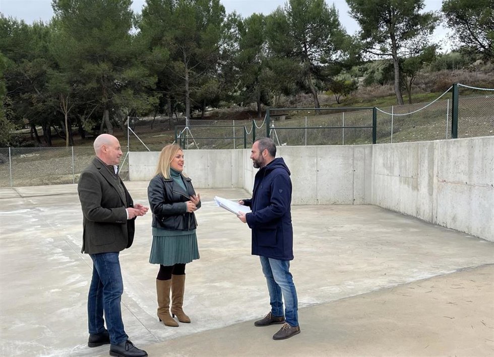 El diputado de Servicios Municipales de la Diputación de Jaén, José Luis Hidalgo,  junto a la alcaldesa de Santiago de Calatrava (Jaén), Rocío Zamora.