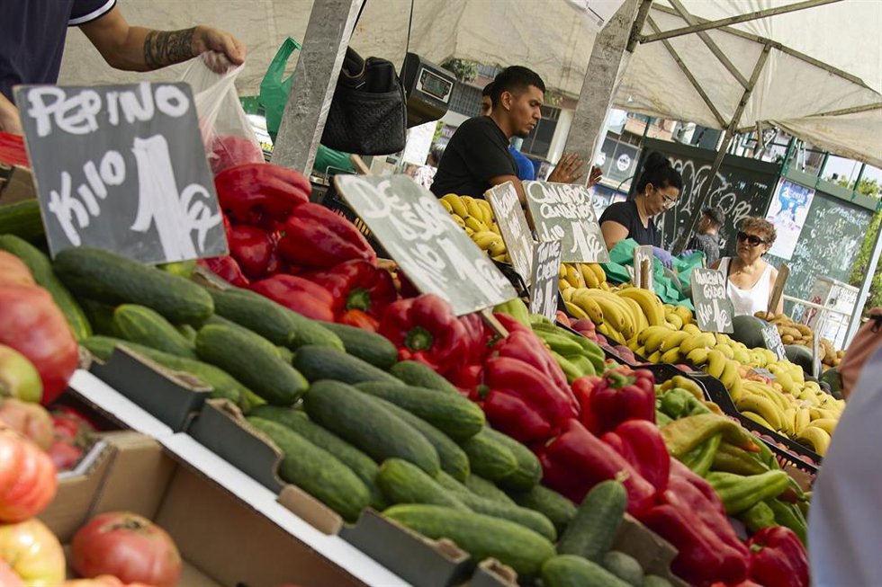 Archivo - Un puesto de frutas y verduras
