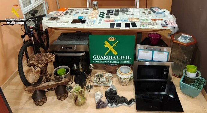 Imagen de la droga y objetos incautados