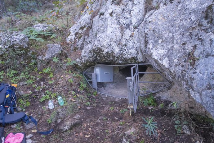 Archivo - Sistema de monitorización ambiental  a la entrada de la cueva del Morrón.