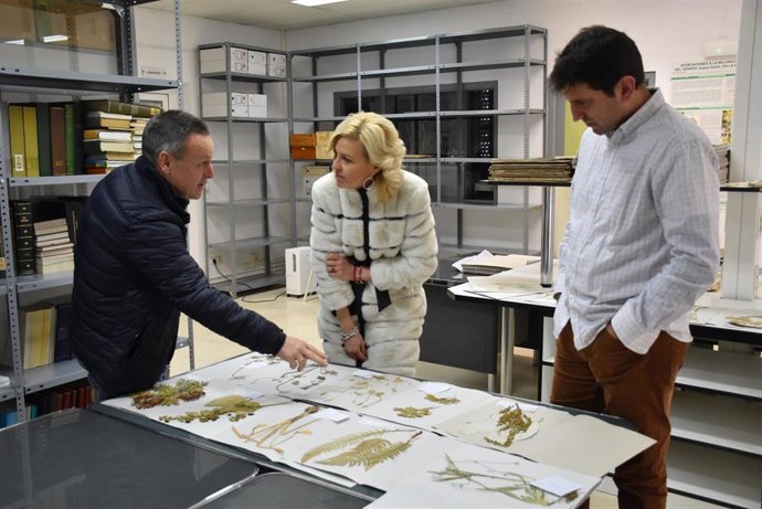 La delegada de la Junta en Cuenca, Marian López, y el delegado provincial de Agricultura, Ganadería y Desarrollo Rural, Rodrigo Fernández, en el Herbario del IRIAF ubicado en el Centro de Investigación Agroforestal de Albaladejito.