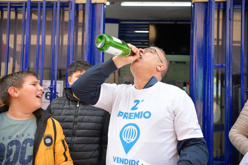 Archivo - Agraciados con el Segundo Premio del Sorteo Extraordinario de El Niño 2025 correspondiente al número 06766 celebran su suerte en la administración de la calle Concepción, 2 de Villarrubia de los Ojos, a 6 de enero de 2025, en Villarubia de l
