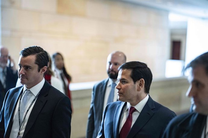 16 de dezembro de 2025, Washington, Distrito de Columbia, EUA: O Secretário de Estado dos Estados Unidos, Marco Rubio, fala com a mídia ao sair após fornecer um briefing confidencial sobre ataques realizados pelos militares dos EUA em barcos suspeitos de 