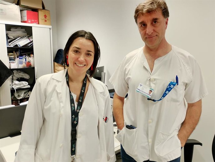 En las imágenes, Pablo Herrero y Cristina Calzón, especialistas de área de las Unidades de Gestión Clínica de Urgencias y de Farmacia, respectivamente.