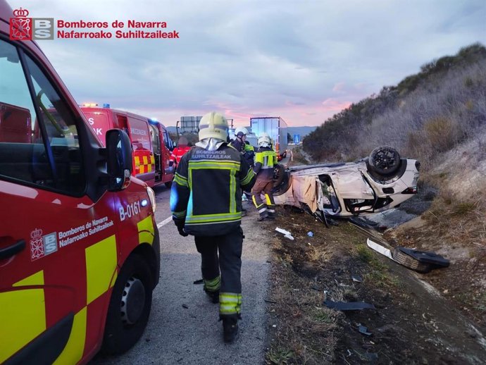 Imagen de los servicios de emergencia en el lugar del accidente.