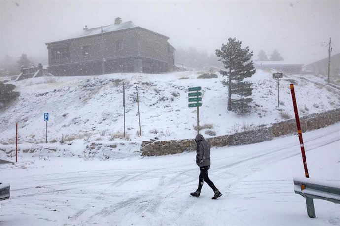 Archivo - Un hombre camina por la nieve en el Puerto de Navacerrada, a 2 de diciembre de 2025, en Madrid (España). La Agencia Estatal de Meteorología (Aemet) ha activado la alerta por nieve en la sierra de la Comunidad de Madrid ante la previsión de fuert
