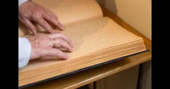 La ONCE pide a la RAE modificar la acepción de 'leer' en el Diccionario para incluir la lectura del sistema Braille