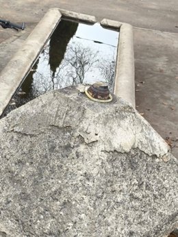 Los vecinos de la localidad de Collados, pedanía de Sotorribas (Cuenca), denuncian el robo con nocturnidad y alevosía de la piña bicentenaria que coronaba la fuente del pueblo.
