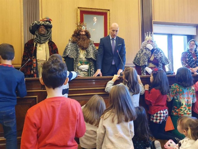 Archivo - El alcalde de León, José Antonio Diez, recibe a los Reyes Magos en el Ayuntamiento en 2020.